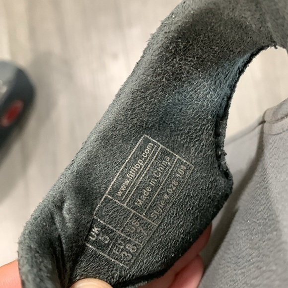 Fitflop Gray/Pewter Patent Leather Slip-On Thong Style Sandals size 7 - Picture 8 of 9